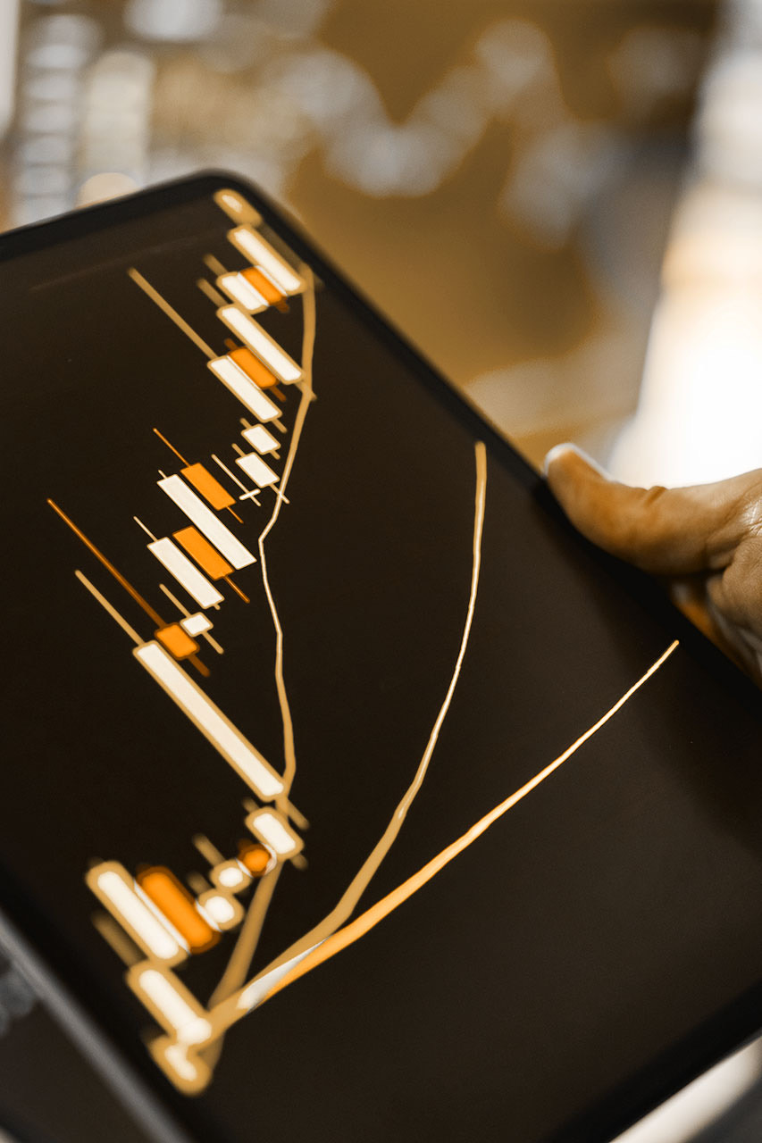 Dettaglio di uno schermo di trading con un grafico a candele giapponesi.